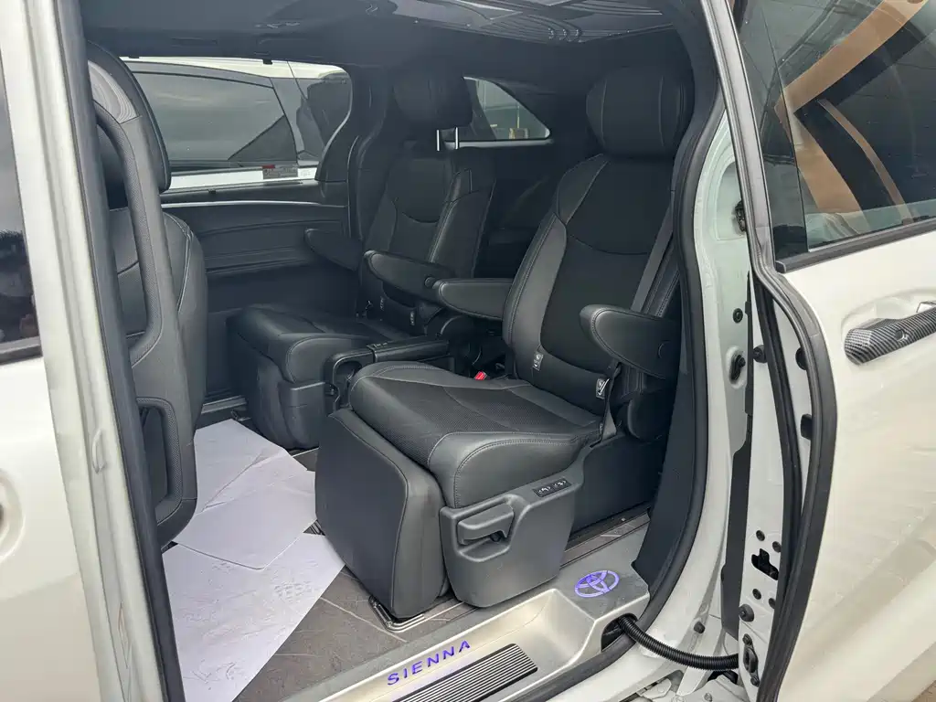 Toyota Sienna 2023 — фото 10