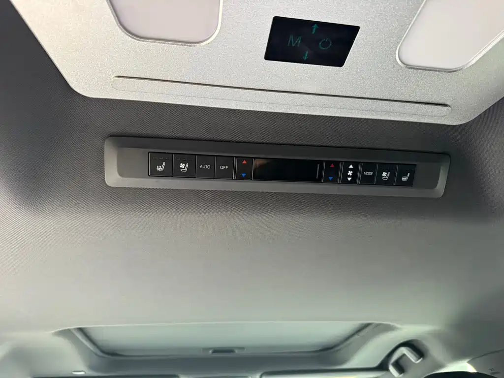 Toyota Sienna 2023 — фото 13