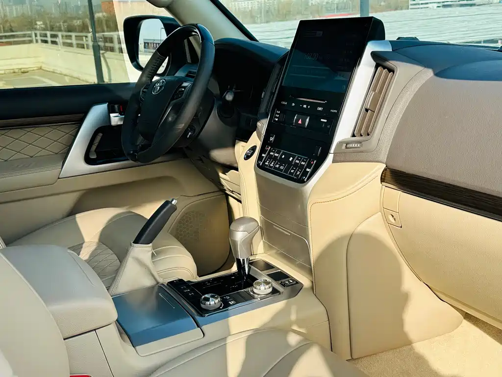 Toyota Land Cruiser 2020 — фото 25