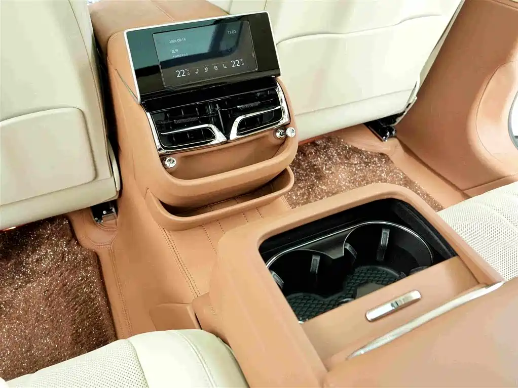 Bentley Flying Spur Plug-In Hybrid 2023 — фото 20