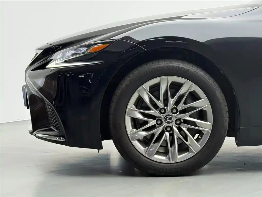Lexus LS 2019 — фото 16