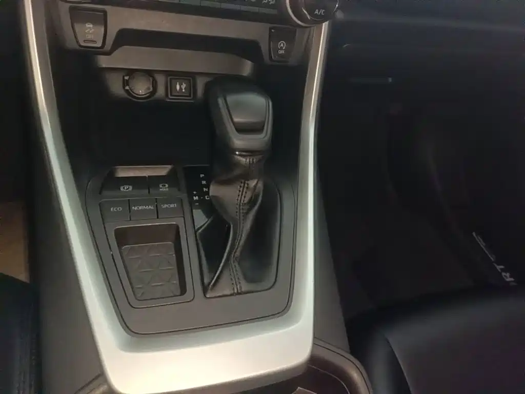 Toyota RAV4 2023 — фото 14