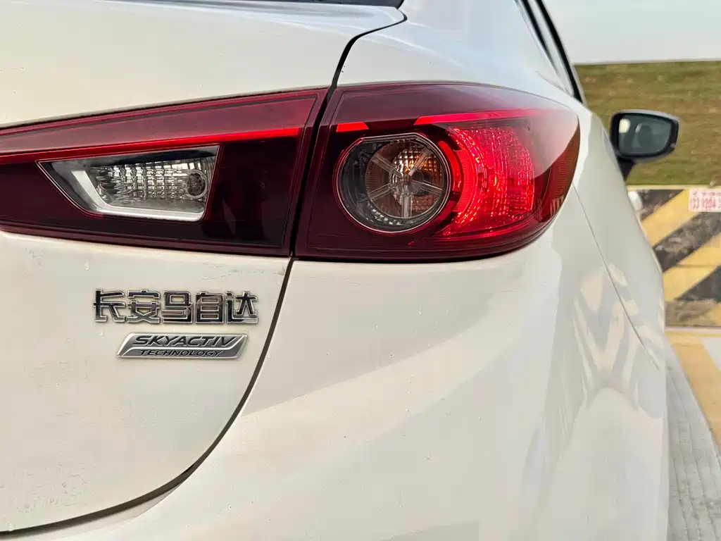 Mazda 3 Axela 2019 — фото 16