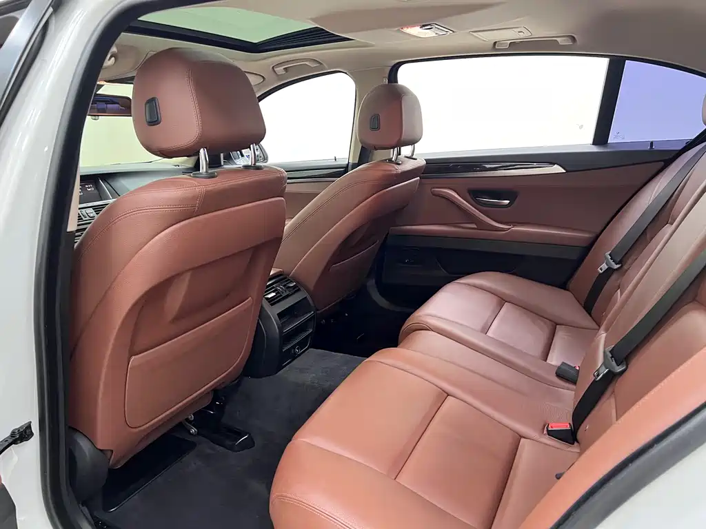 BMW 5 Series 2017 — фото 18