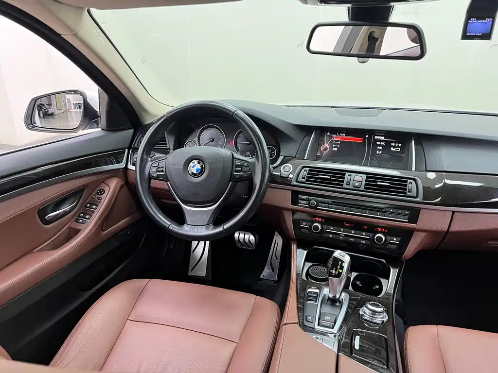 BMW 5 Series 2017 — фото 23