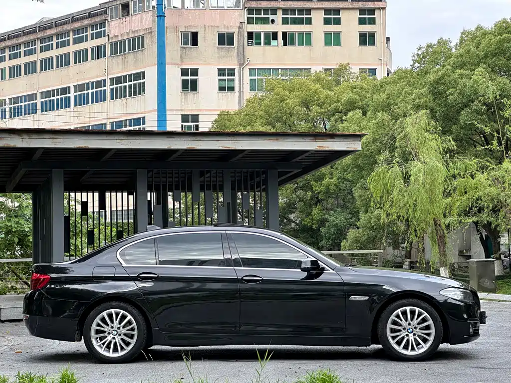 BMW 5 Series 2017 — фото 8