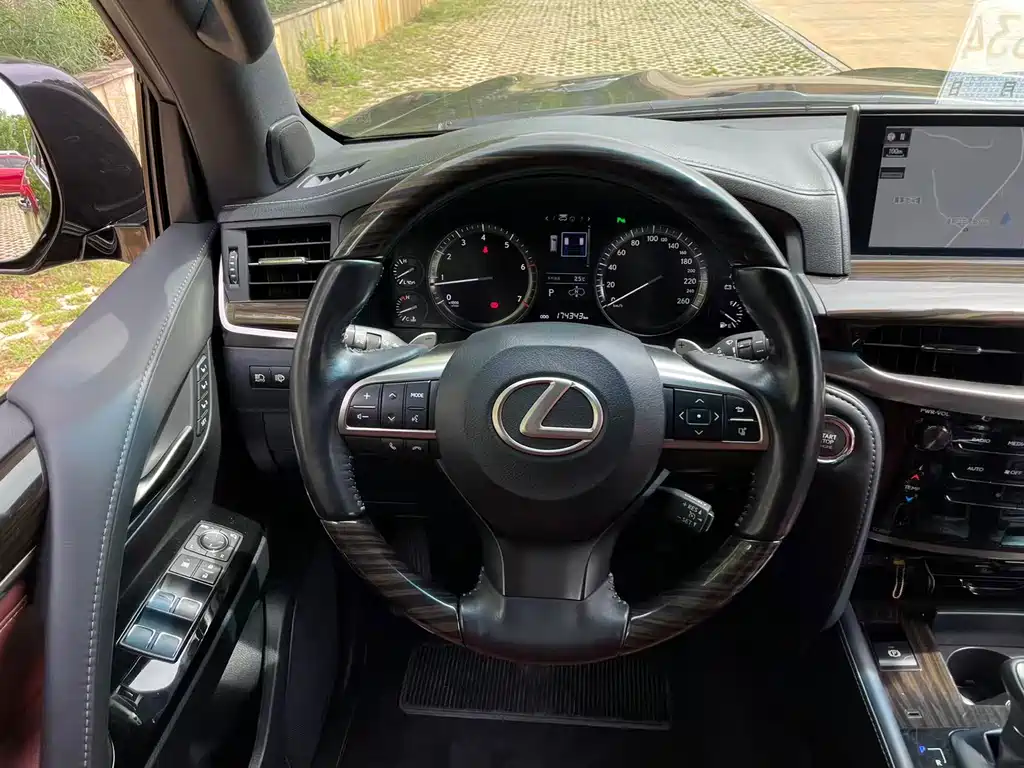 Lexus LX 2018 — фото 12