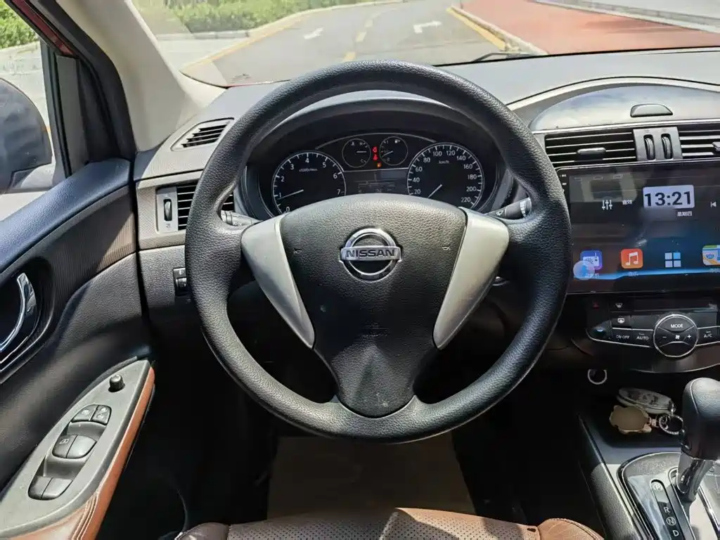 Nissan Tiida 2015 — фото 11