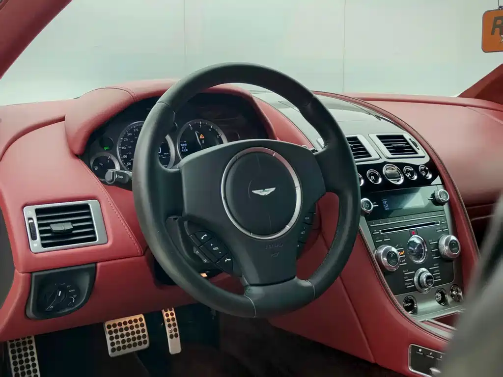 Aston Martin DB9 2013 — фото 11