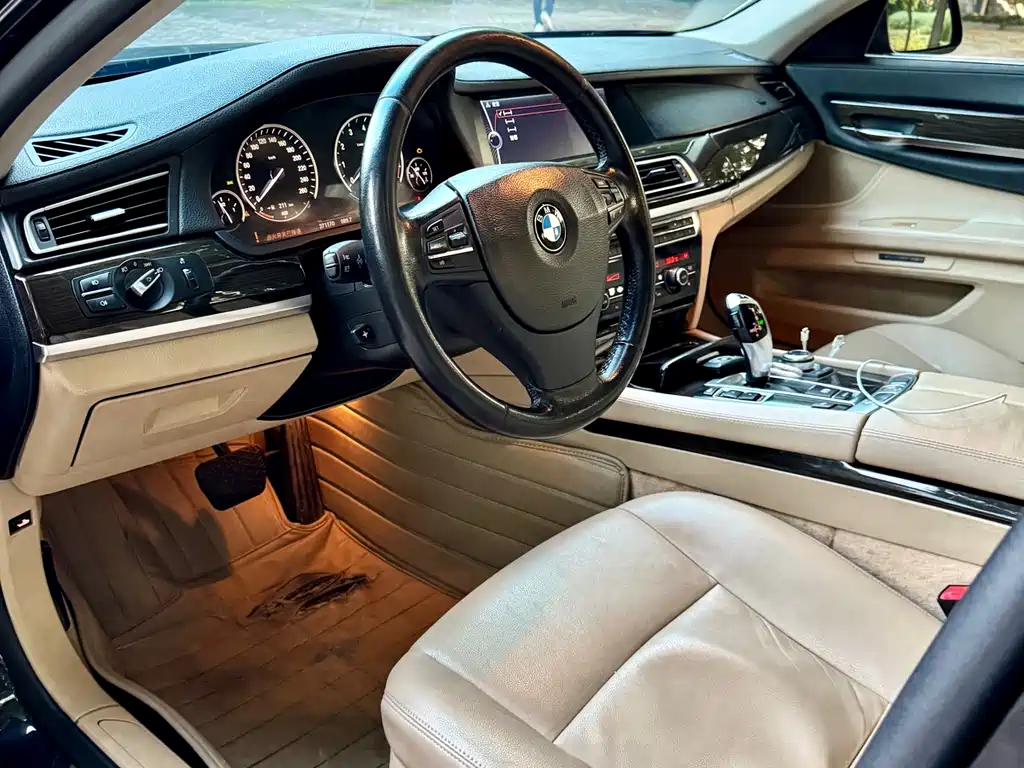 BMW 7 Series 2011 — фото 6