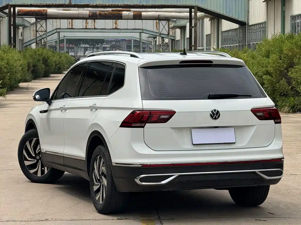 Volkswagen Tiguan L 2023 — фото 11