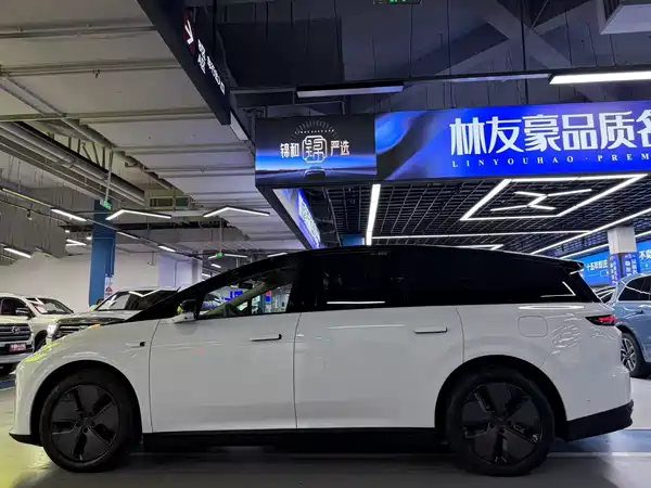 Li Auto i8 2025