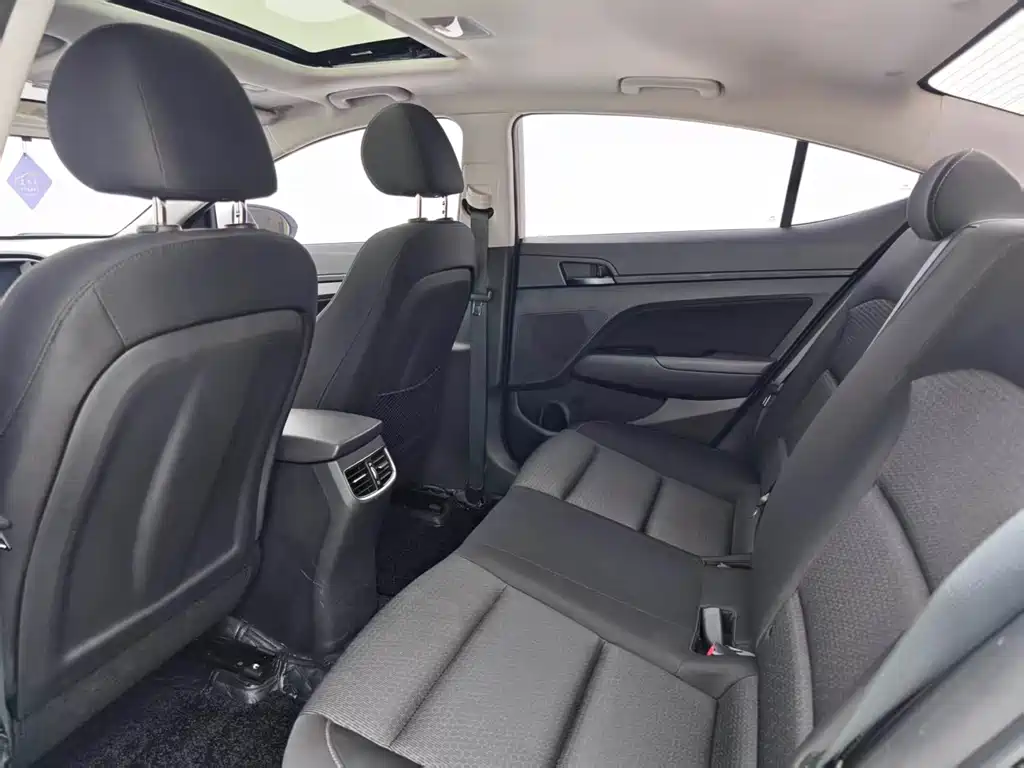 Hyundai Elantra 2018 — фото 12