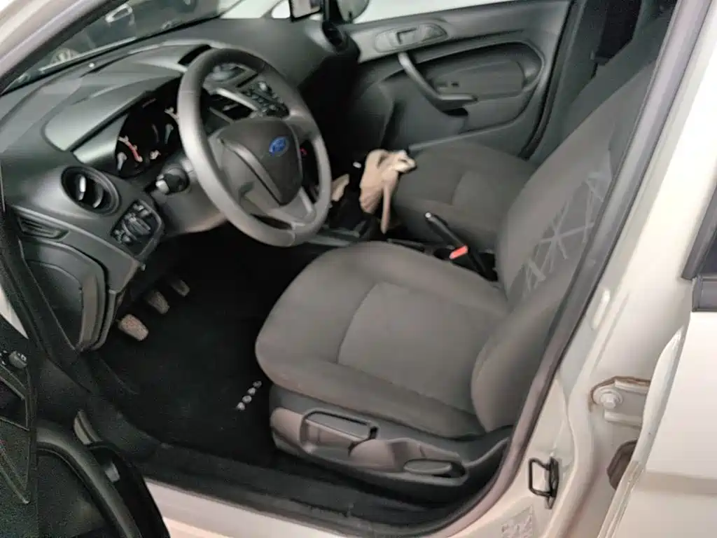Ford Fiesta 2016 — фото 15
