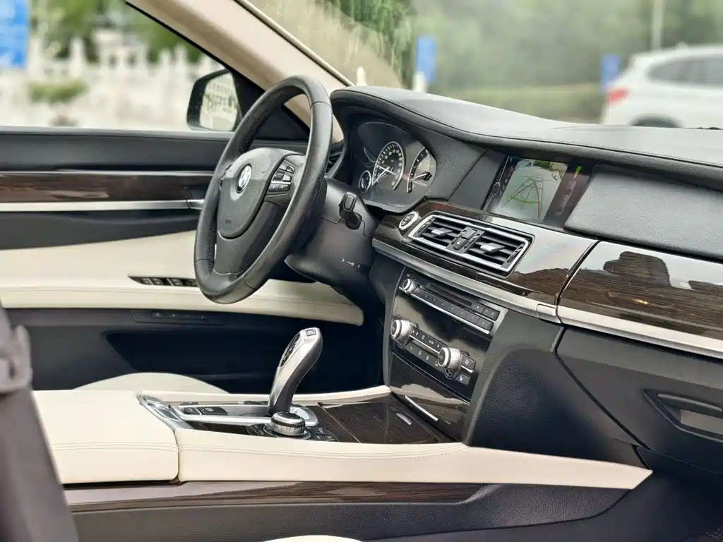 BMW 7 Series 2012 — фото 14