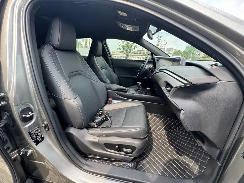 Lexus UX 2020 — фото 11