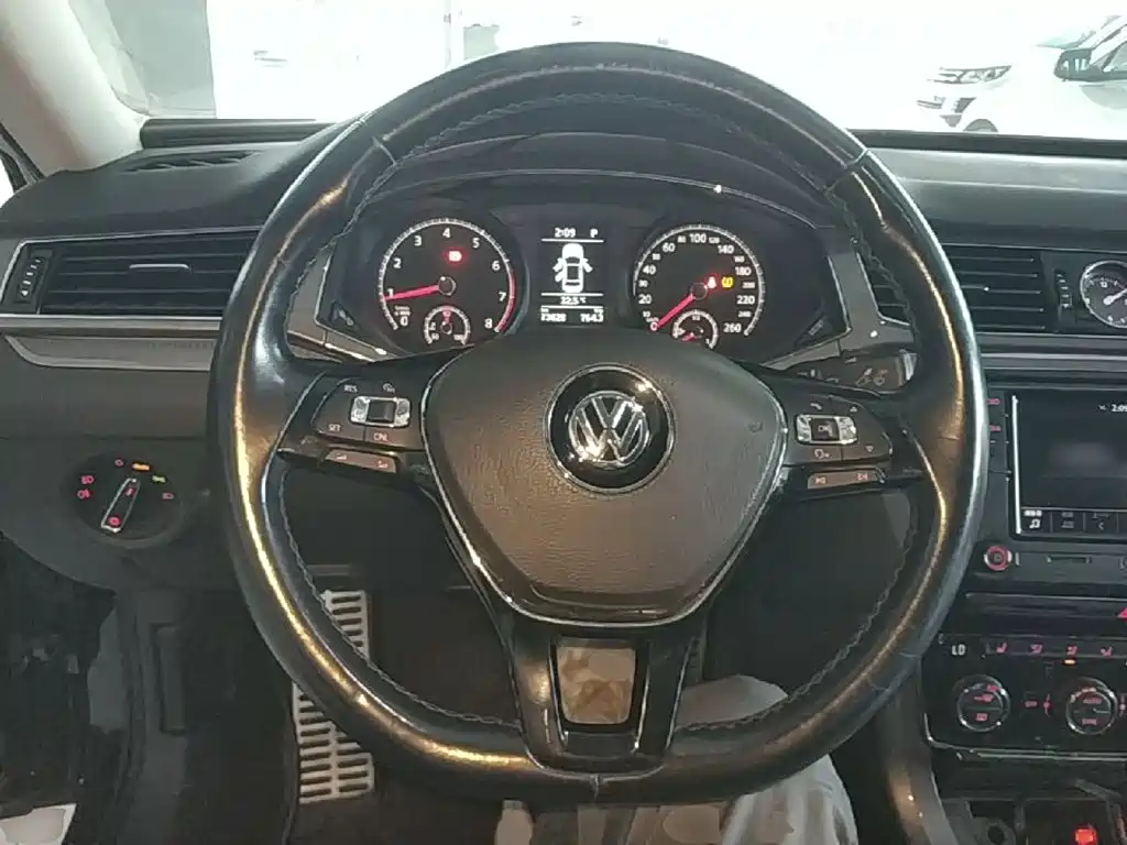 Volkswagen Passat 2018 — фото 11