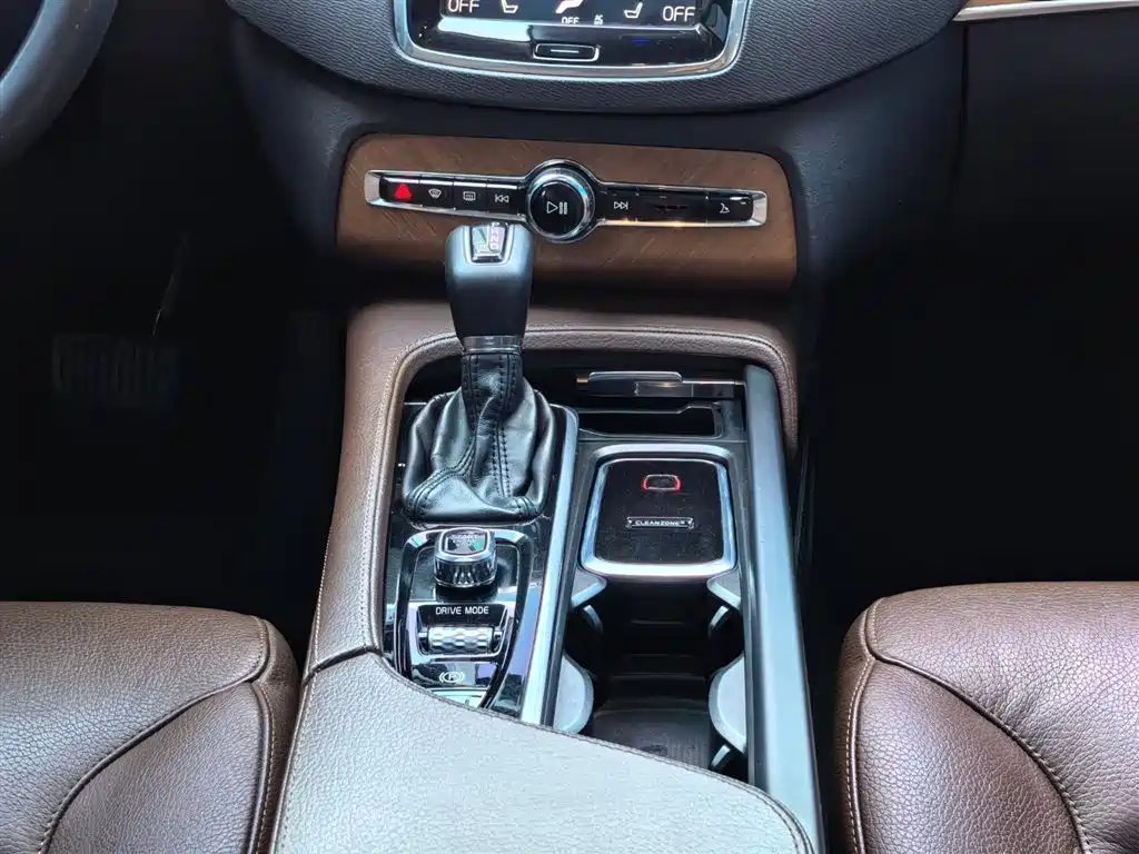 Volvo XC90 2019 — фото 15