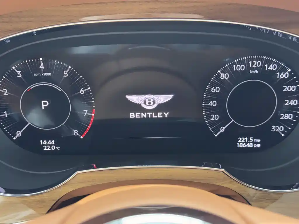 Bentley Bentayga 2025 — фото 12