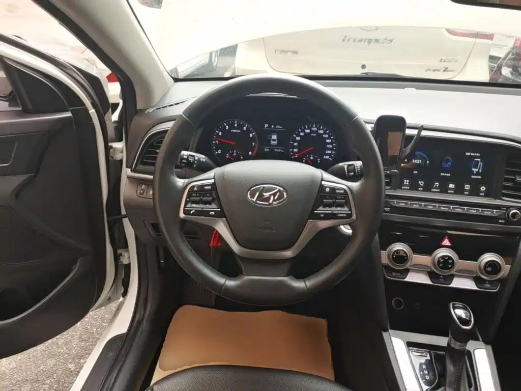 Hyundai Elantra 2019 — фото 11