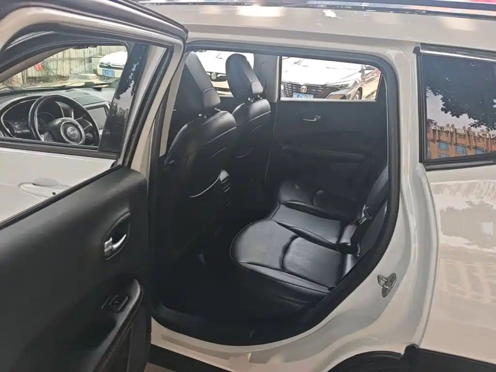 Jeep Compass 2017 — фото 17