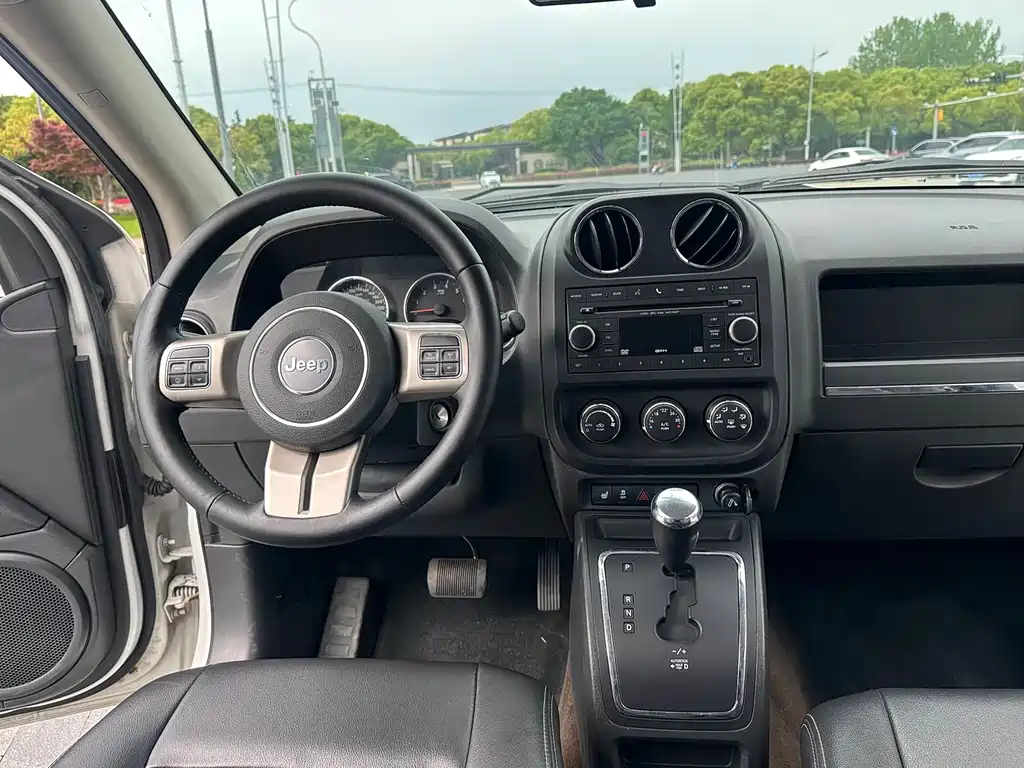 Jeep Compass 2013 — фото 16