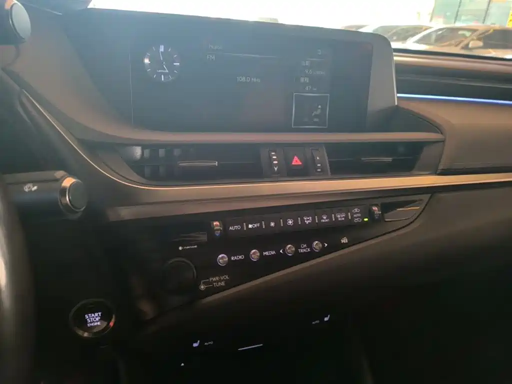 Lexus ES 2019 — фото 13