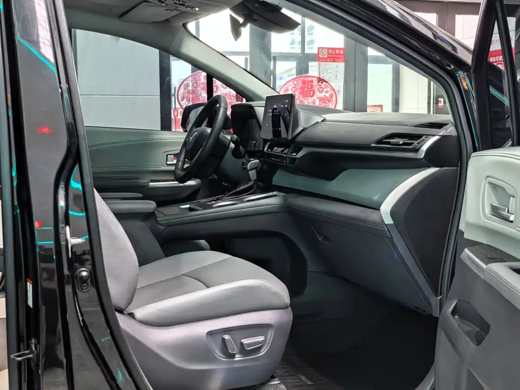 Toyota Granvia 2023