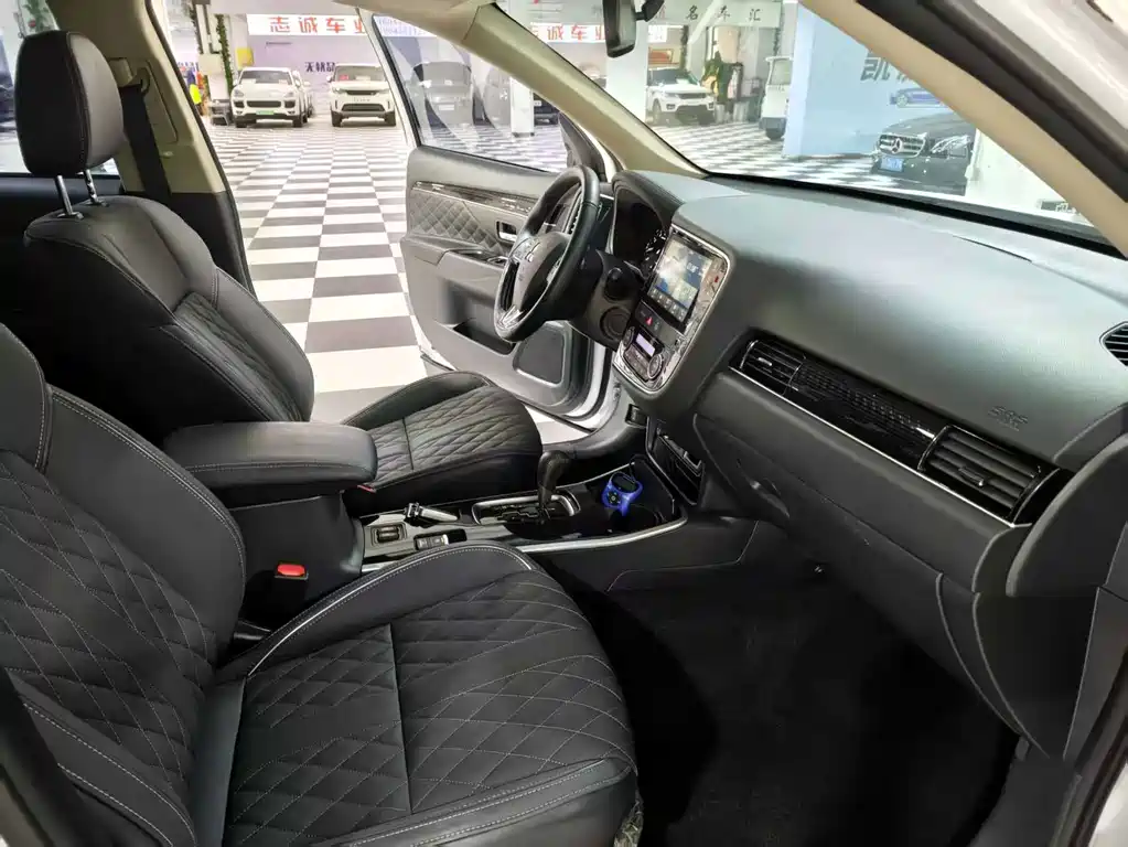 Mitsubishi Outlander 2022 — фото 16