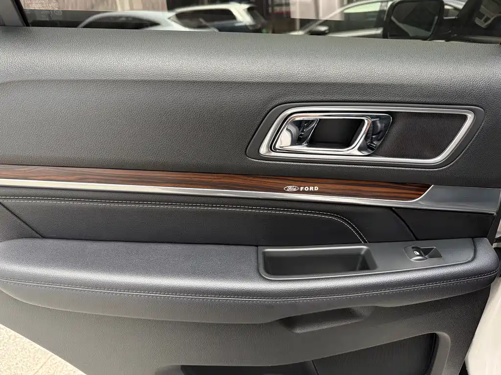 Ford Explorer 2018 — фото 20