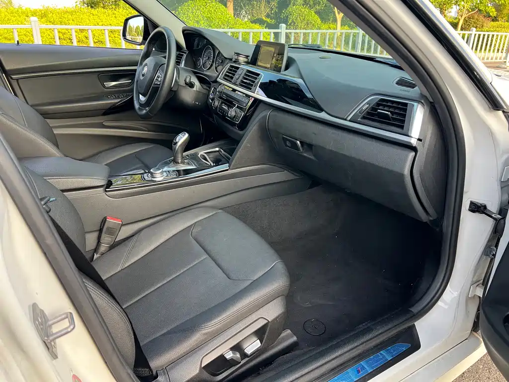 BMW 3 Series 2017 — фото 13