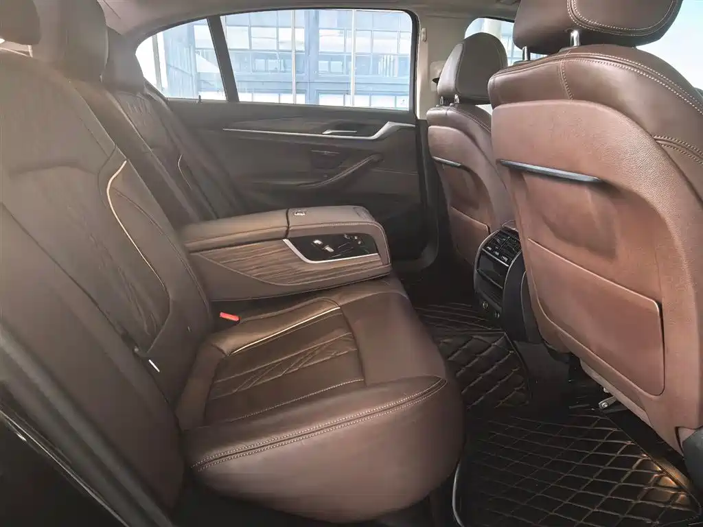 BMW 5 Series 2019 — фото 14