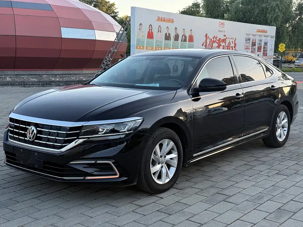 Volkswagen Passat Plug-In Hybrid 2020 — фото 1