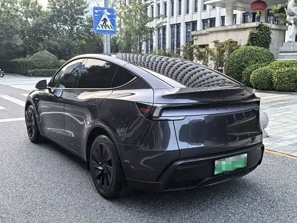 Tesla Model Y 2025
