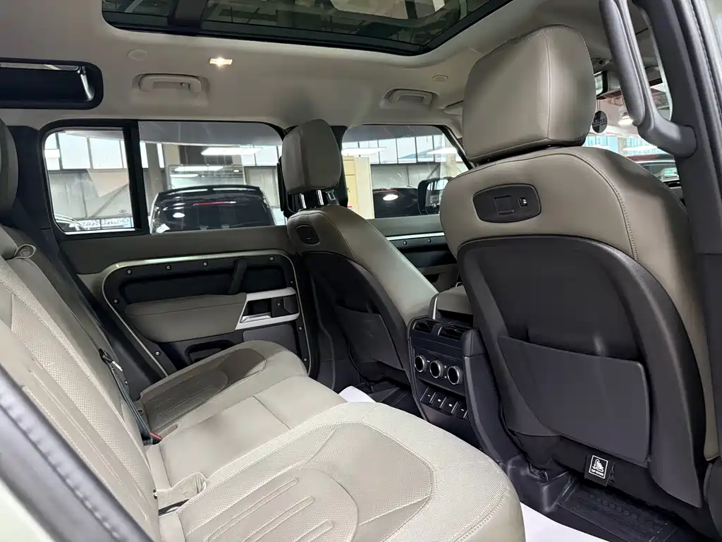 Land Rover Defender 2021 — фото 11