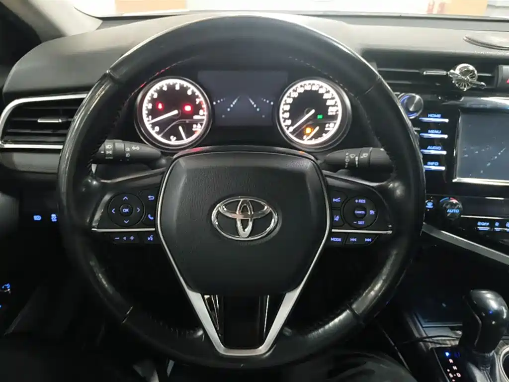 Toyota Camry 2018 — фото 11