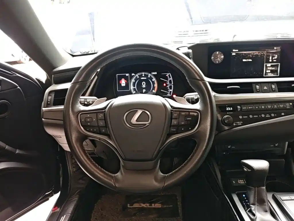 Lexus ES 2018 — фото 17