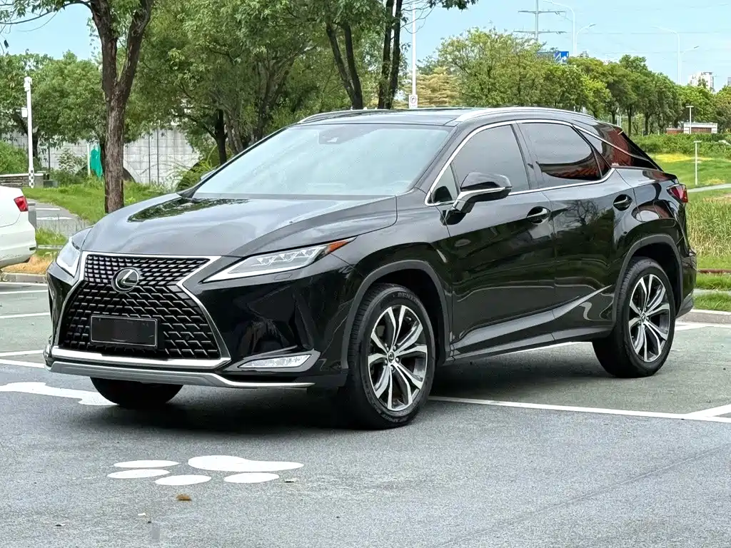 Lexus RX 2022 — фото 1