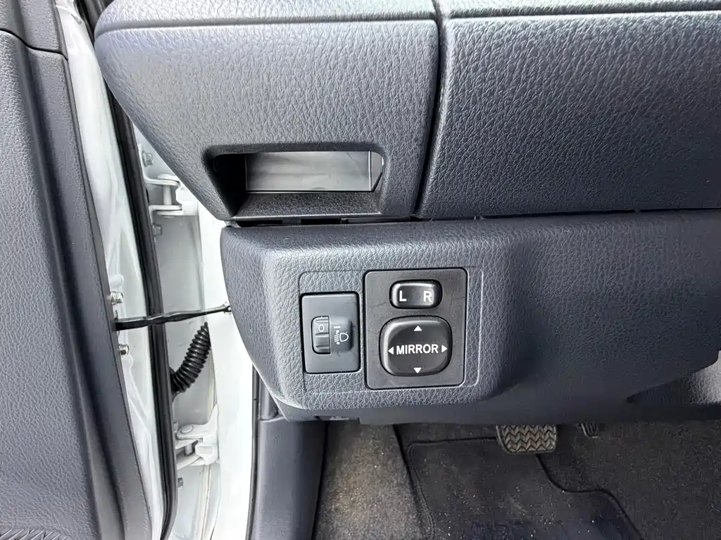 Toyota Yaris L 2022 — фото 18