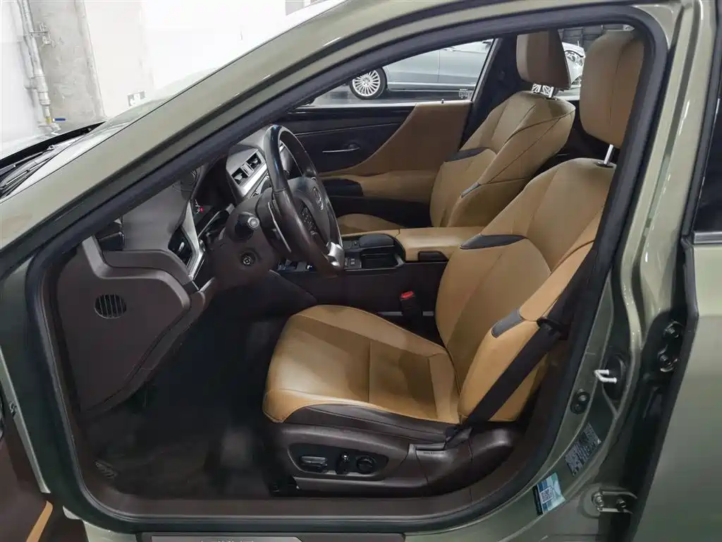 Lexus ES 2020 — фото 10