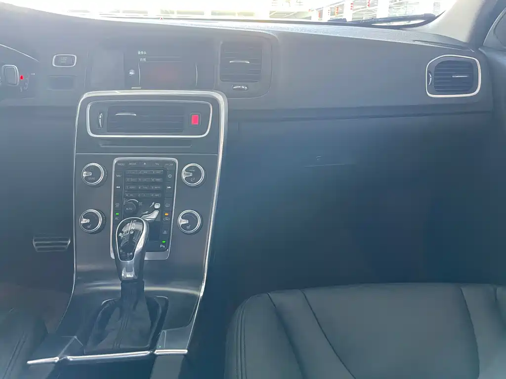 Volvo S60 2015 — фото 15