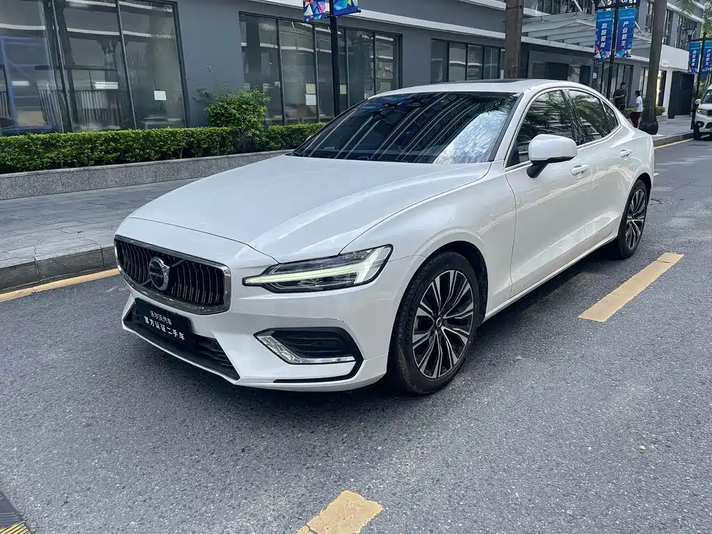 Volvo S60 2024 — фото 1