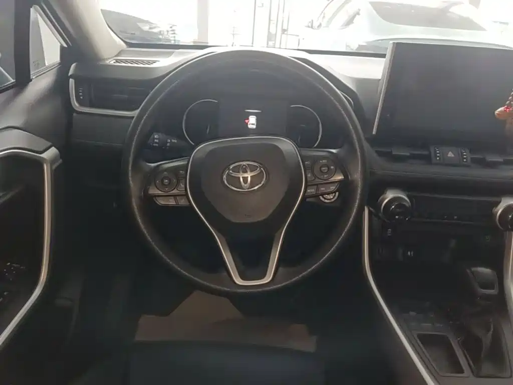 Toyota RAV4 2023 — фото 11