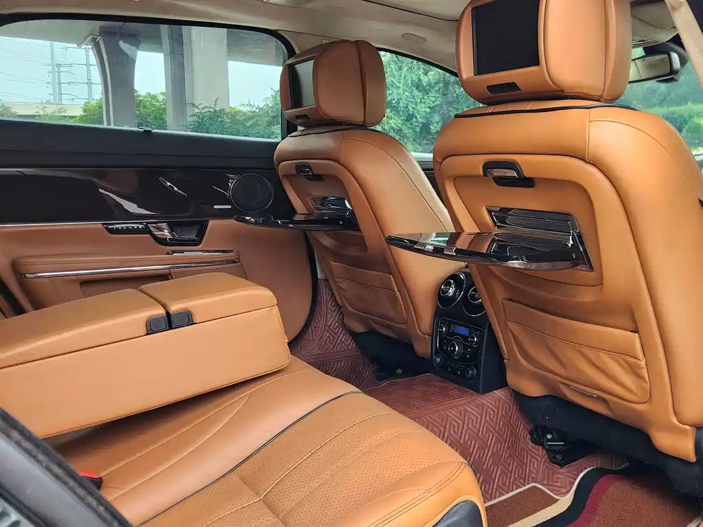 Jaguar XJ 2015 — фото 16