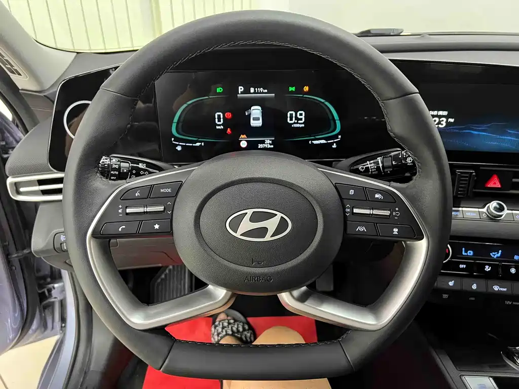Hyundai Elantra 2023 — фото 11