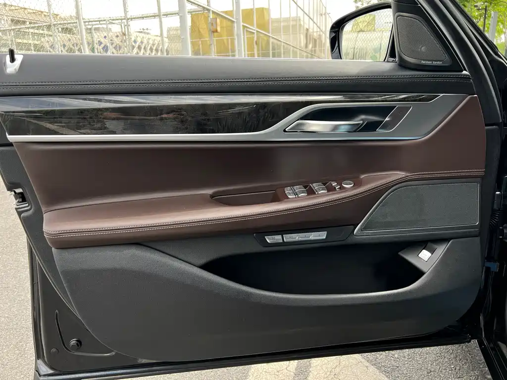 BMW 7 Series 2017 — фото 24