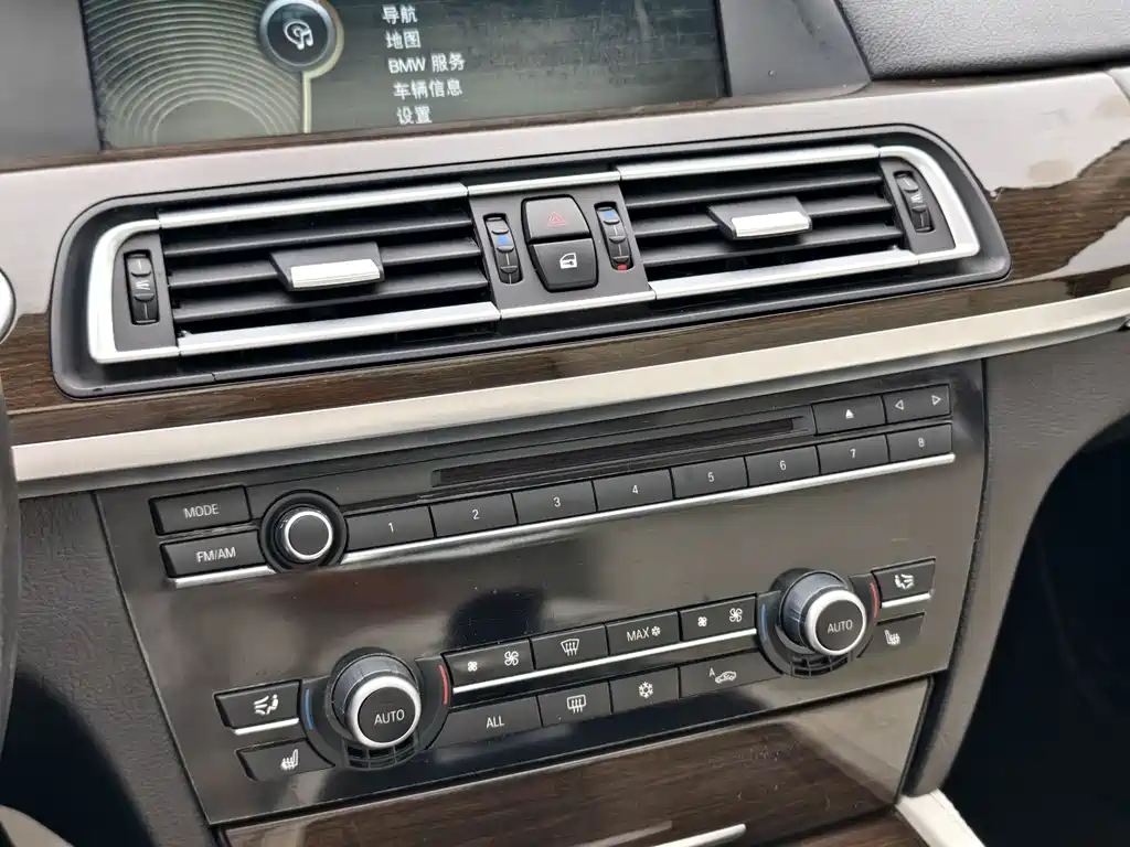 BMW 7 Series 2012 — фото 29