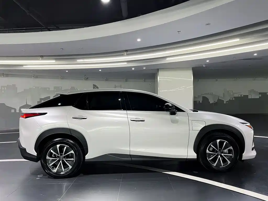 Lexus RZ 2023 — фото 8