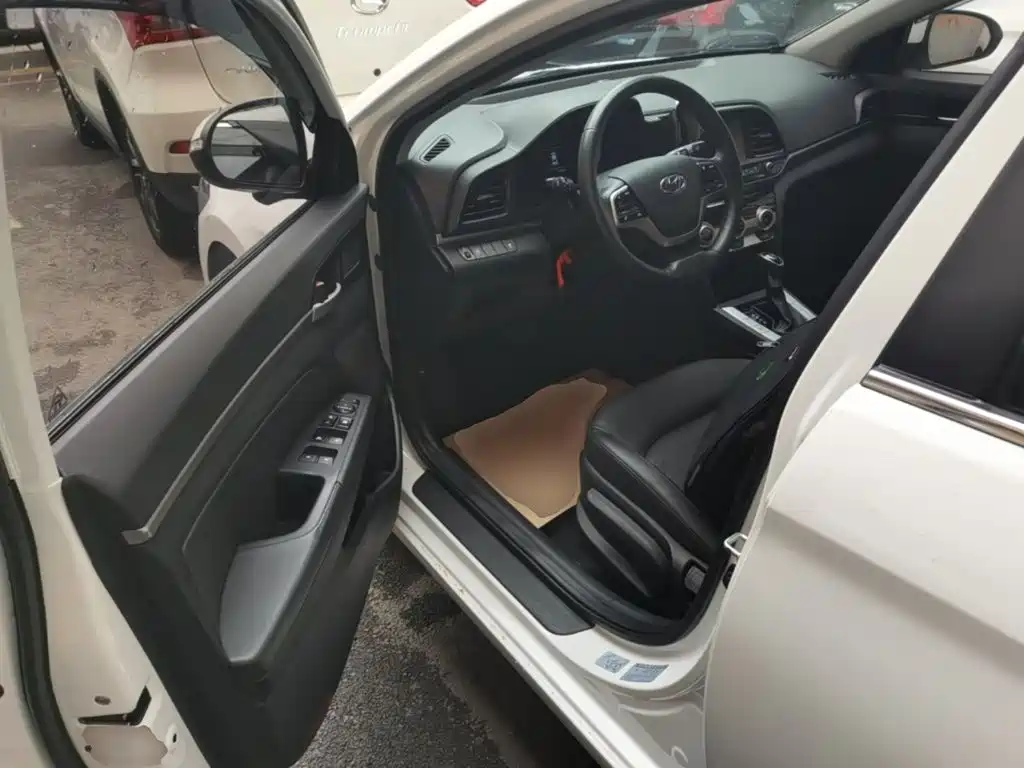 Hyundai Elantra 2019 — фото 16