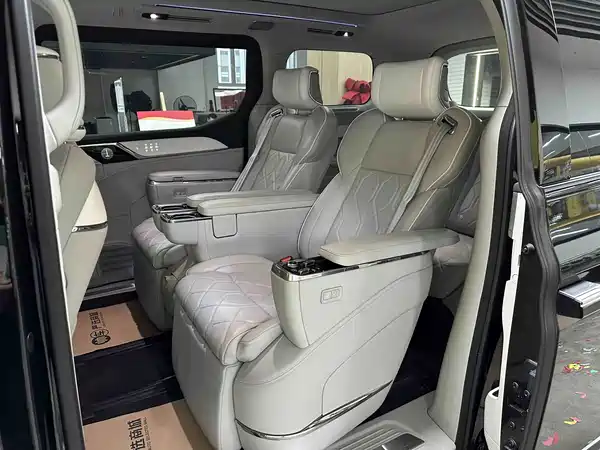 Volvo EM90 2024